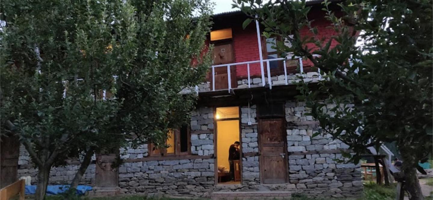 Готель Holy Cow Cafe & Beds Kalgha Екстер'єр фото